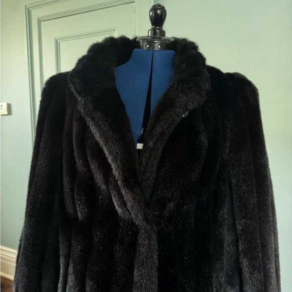 Elegant Black Fur Coat - Picture 6 of 7